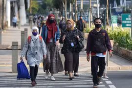 Người dân đeo khẩu trang phòng lây nhiễm COVID-19 tại Jakarta, Indonesia, ngày 19/8/2020. (Ảnh: THX/TTXVN) 