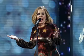 Nữ ca sĩ Adele biểu diễn tại Lễ trao giải âm nhạc Anh BRIT Award, London. (Ảnh: AFP/ TTXVN) 