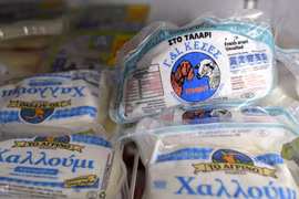 Pho mát Halloumi được bày bán tại cửa hàng tiện lợi ở Nicosia, Cyprus, ngày 24/11/2021. (Ảnh: AFP/ TTXVN)