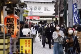 Người dân đeo khẩu trang phòng dịch COVID-19 tại Tokyo, Nhật Bản, ngày 9/4/2021. (Nguồn: Kyodo/TTXVN) 