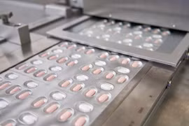Thuốc Paxlovid điều trị COVID-19 do hãng dược phẩm Pfizer sản xuất tại Freiburg, Đức. (Ảnh: AFP/TTXVN)