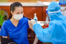 Tiêm vaccine cho người dân tại điểm tiêm Trung tâm Văn hoá quận Sơn Trà, TP Đà Nẵng. (Ảnh: Văn Dũng/TTXVN)