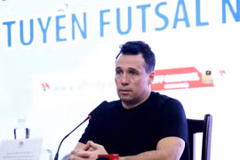 Huấn luyện viên Diego Raul Gustozzi trả lời họp báo. (Ảnh: VFF) 