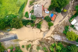 Một cây cầu bị sập ở Bartin. (Ảnh: Anadolu)