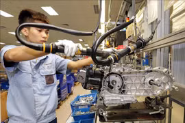 Xưởng lắp ráp động cơ xe máy Vespa tại Công ty TNHH Piaggio Việt Nam, khu công nghiệp Bình Xuyên, tỉnh Vĩnh Phúc. Ảnh tư liệu: Trần Việt/TTXVN 