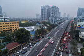 Các phương tiện di chuyển chậm trước đoạn đường vào khu vực khu đô thị Time City.(Ảnh: Tuấn Anh/TTXVN) 