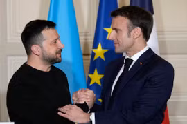 Tổng thống Pháp Emmanuel Macron (phải) trong cuộc họp báo chung với người đồng cấp Ukraine Volodymyr Zelensky tại Paris, ngày 16/2/2024. (Ảnh: AFP/TTXVN)