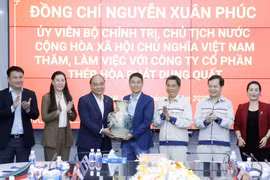 Chủ tịch nước Nguyễn Xuân Phúc thăm, tặng quà cán bộ, công nhân Công ty cổ phần Thép Hòa Phát Dung Quất. (Ảnh: Thống Nhất/TTXVN)