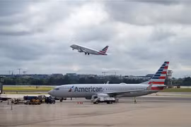 Máy bay của hãng hàng không American Airlines tại sân bay quốc gia Ronald Reagan Washington ở Arlington, Virginia, Mỹ. (Ảnh: AFP/TTXVN) 