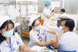Tiêm vaccine cho lực lượng tuyến đầu chống dịch. (Ảnh: Thanh Tân/TTXVN) 