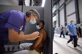 Tiêm vaccine ngừa COVID-19 tại London, Anh. (Ảnh: AFP/TTXVN) 