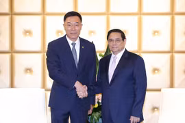 Thủ tướng Phạm Minh Chính tiếp ông Tôn Vinh Khôn, Chủ tịch Công ty Đầu máy toa xe Đại Liên. (Ảnh: Dương Giang/TTXVN)