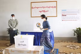 Tổng tuyển cử 2020 tại Myanmar: Cố vấn Nhà nước Myanmar Aung San Suu Kyi bỏ phiếu sớm tại thủ đô Naypyidaw hôm 29/10. (Nguồn: AP)