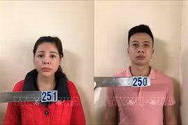 Đối tượng Đào Trọng Hiếu và Nguyễn Thị Hằng tại cơ quan công an. (Ảnh: TTXVN phát)