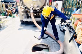 Công nhân Thủ đô vất vả duy trì hệ thống thoát nước giữa ngày nắng gắt
