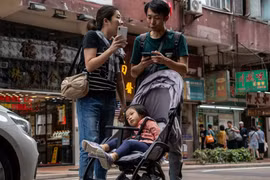 Hong Kong trợ cấp 2.500 USD để khuyến khích người dân sinh nhiều con