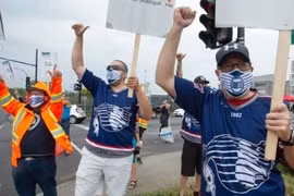 Đình công tại cảng Montreal ở Canada (Ảnh: CBC) 