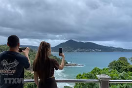 Khách du lịch chụp ảnh tại đảo Phuket, Thái Lan, ngày 21/9/2021. (Ảnh: AFP/TTXVN) 