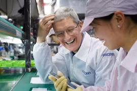 Apple đang gấp rút chuyển dây chuyền sản xuất iPhone, iPad sang Việt Nam và Ấn Độ (Ảnh: Getty.)