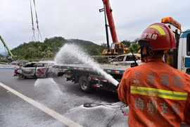 Hiện trường vụ sập một phần đường cao tốc ở tỉnh Quảng Đông, miền Nam Trung Quốc ngày 1/5/2024. (Ảnh: THX/TTXVN)