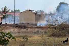 Hiện trường vụ nổ kho đạn tại tỉnh Kampong Speu, Campuchia, ngày 27/4/2024. (Ảnh: AFP/TTXVN)