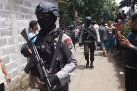 Cảnh sát Indonesia. (Nguồn: The Wall Street Journal) 