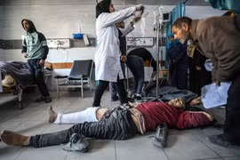 Điều trị cho người bị thương trong vụ tấn công của lực lượng Israel nhằm vào người dân Palestine chờ nhận hàng viện trợ nhân đạo tại thành phố Gaza, ở bệnh viện Kamal Edwan, ngày 29/2/2024. (Ảnh: AFP/TTXVN) 