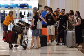 Hành khách tại sân bay quốc tế Dubai (UAE), ngày 16/8/2022. (Ảnh: AFP/TTXVN) 