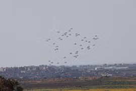 Hàng viện trợ nhân đạo được thả từ máy bay xuống cho Dải Gaza. (Ảnh: THX/TTXVN))