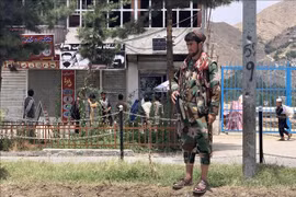 Lực lượng Taliban gác tại hiện trường một vụ tấn công ở Faizabad, tỉnh Badakhshan (Afghanistan). (Ảnh: AFP/TTXVN) 