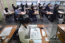 Sinh viên tại một trường đại học Hàn Quốc đeo khẩu trang khi đến lớp. (Nguồn: CNN) 