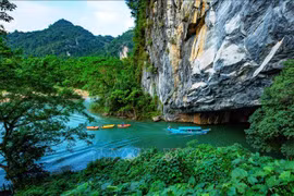 Cảnh vật bên ngoài cửa động Phong Nha đẹp như một bức tranh. (Ảnh: TTXVN phát)