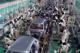 Dây chuyền hàn vỏ xe bằng robot tại MAZDA . (Ảnh minh họa: Danh Lam/TTXVN) 