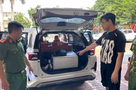 Một trong 3 đối tượng cùng tang vật thiết bị giả trạm BTS trên ô tô tại cơ quan công an. (Ảnh: TTXVN phát)