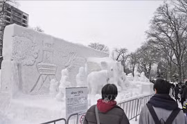 Khách tham quan chiêm ngưỡng các tác phẩm điêu khắc bằng băng tuyết tại Lễ hội Sapporo ở tỉnh Hokkaido, miền Bắc Nhật Bản ngày 4/2/2024. (Ảnh: Kyodo/TTXVN)