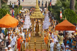 Lễ rước tượng Phật. 