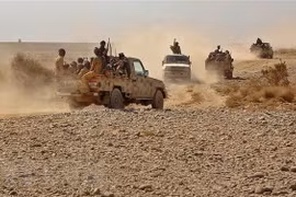 Binh sỹ quân đội chính phủ Yemen giao tranh với lực lượng Houthi. (Ảnh: AFP/TTXVN)