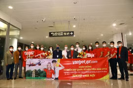 Lãnh đạo Cục hàng không Việt Nam và Vietjet chúc mừng đoàn bay trên chuyến bay quốc tế đầu tiên của hãng trong năm 2022. (Ảnh: Huy Hùng/TTXVN)