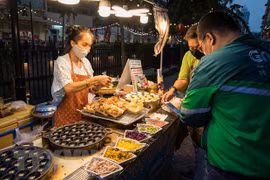 Người dân đeo khẩu trang phòng dịch COVID-19 tại Bangkok, Thái Lan. (Ảnh: THX/TTXVN)