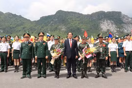 Phó Chủ tịch Quốc hội Trần Quang Phương, Đại tướng Phan Văn Giang cùng các nghệ sỹ, diễn viên, vận động viên các nước tại lễ bế mạc. (Ảnh: Trọng Đức/TTXVN) 