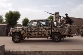 Binh sỹ Nigeria tuần tra tại thị trấn Banki, Đông Bắc Nigeria. (Nguồn: AFP/TTXVN) 