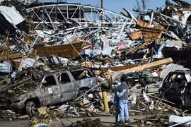 Cảnh đổ nát sau trận lốc xoáy tại Mayfield, bang Kentucky, Mỹ, ngày 12/12/2021.( Ảnh: AFP/TTXVN)