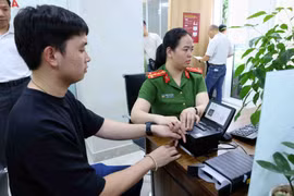 Công dân lấy dấu vân tay khi đến làm thủ tục cấp thẻ căn cước. (Ảnh: Phạm Kiên/TTXVN)