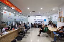 Người dân đến làm thủ tục cấp đổi bằng lái xe tại 258 Võ Chí Công (quận Tây Hồ), thành phố Hà Nội. (Ảnh: Việt Hùng/Vietnam+) 