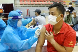 Lực lượng y tế Phú Thọ tiêm mũi 2 vaccine phòng COVID-19 cho người dân trên địa bàn thành phố Việt Trì. (Ảnh: Trung Kiên/TTXVN) 