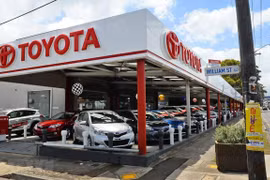 Các mẫu xe ôtô mới của hãng Toyota trưng bày tại một cửa hàng ở Sydney, Australia. (Ảnh: AFP/TTXVN)