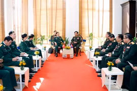 Phó Thủ tướng, Bộ trưởng Quốc phòng Lào, Đại tướng Chansamone Chanyalath gặp song phương Thượng tướng Nguyễn Tân Cương, Tổng Tham mưu trưởng QĐND Việt Nam. (Ảnh: Phạm Kiên/TTXVN)