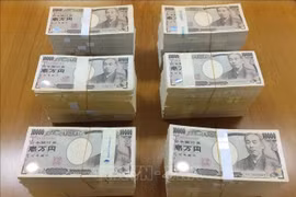 Đồng tiền mệnh giá 10.000 yen tại thành phố Yokosuka, quận Kanagawa (Nhật Bản). (Ảnh: AFP/TTXVN)