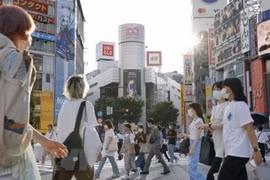 Người dân đeo khẩu trang phòng lây nhiễm COVID-19 tại Tokyo, Nhật Bản. (Ảnh: Kyodo/TTXVN)