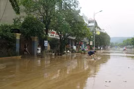 Người dân dọn dẹp vệ sinh trên đường An Dương Vương, thành phố Lào Cai. (Ảnh: Hồng Ninh/TTXVN)